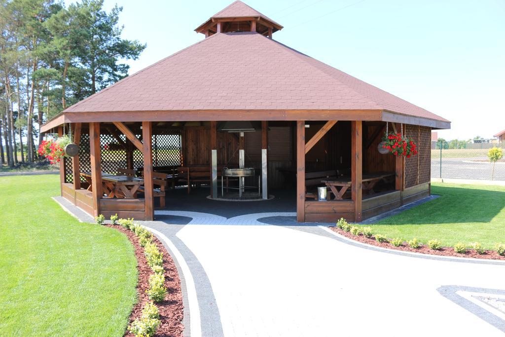 Bialy Dwor Bed & Breakfast Rychwal Exterior foto