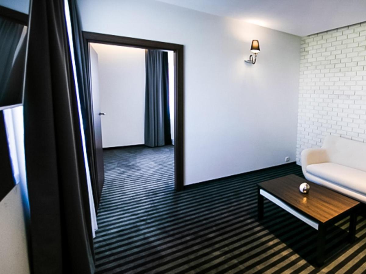 Bialy Dwor Bed & Breakfast Rychwal Exterior foto