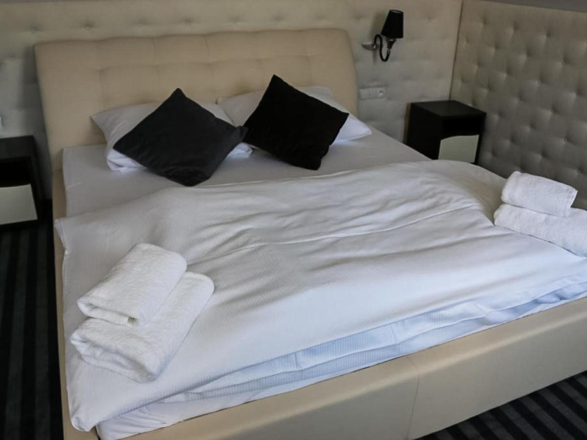 Bialy Dwor Bed & Breakfast Rychwal Exterior foto
