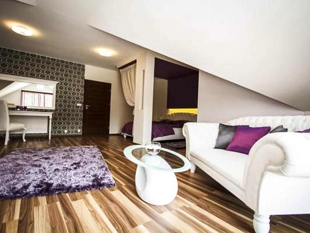 Bialy Dwor Bed & Breakfast Rychwal Exterior foto