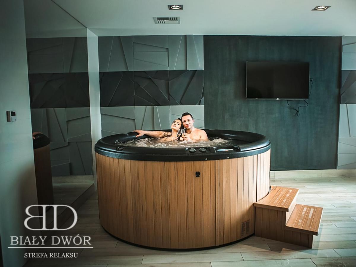 Bialy Dwor Bed & Breakfast Rychwal Exterior foto